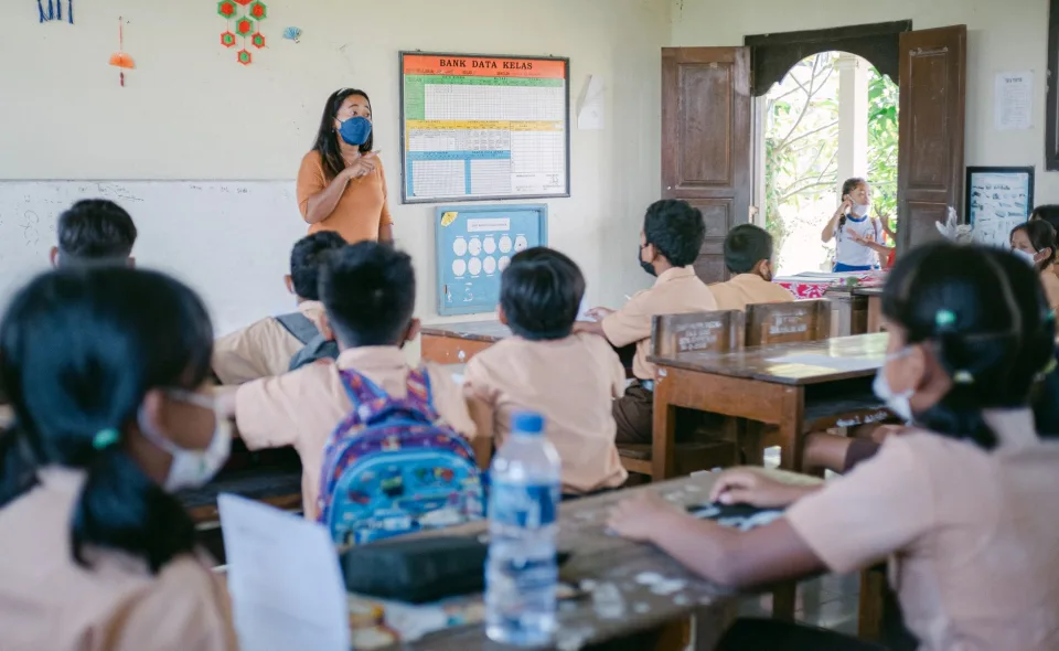Giảng viên chữa bài